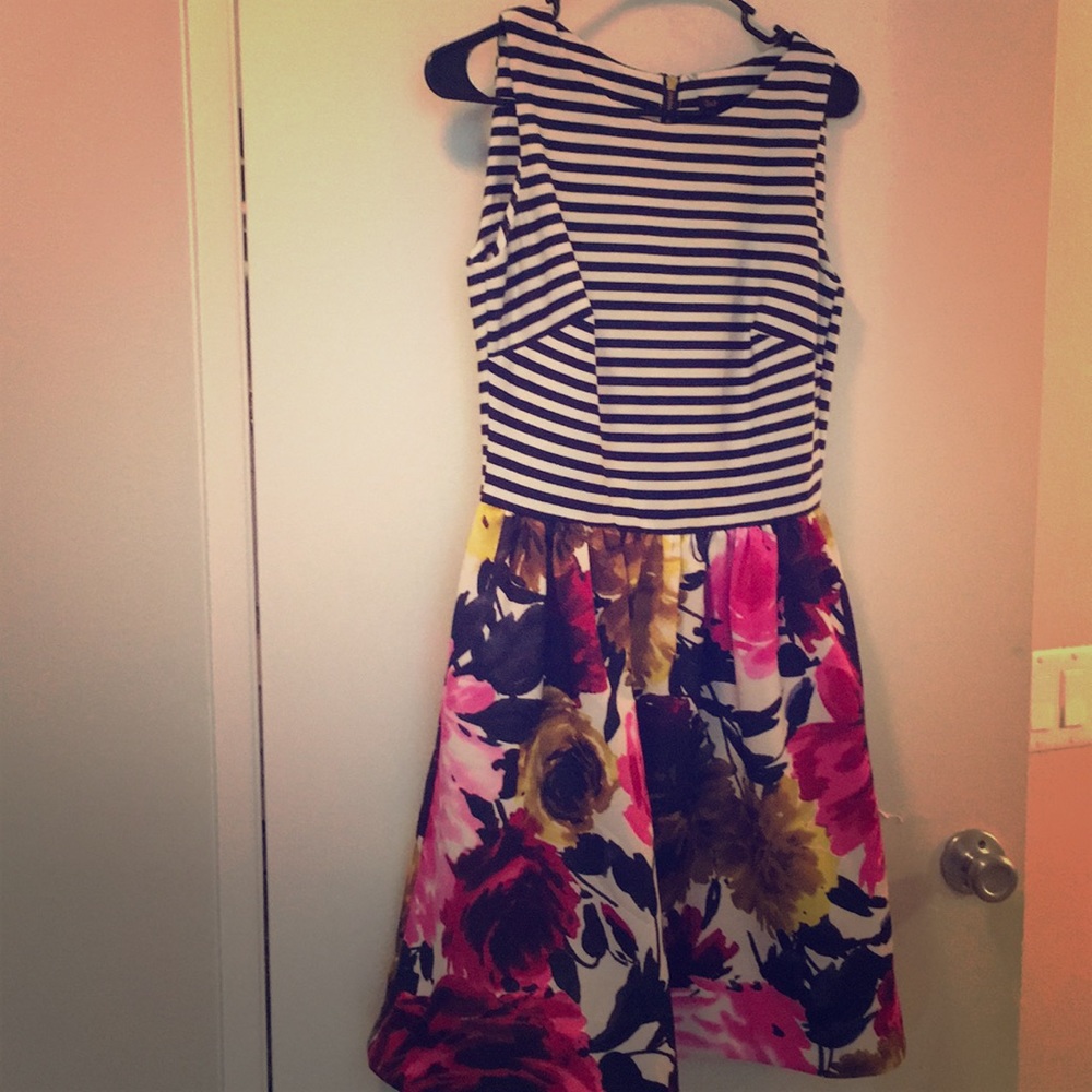 🎀🌸Just...Taylor floral strips dress 🌸🎀